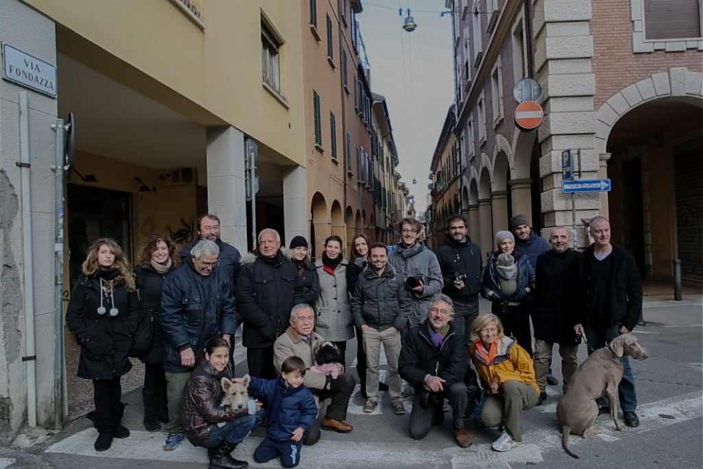 Ti suonano alla porta alle 21 e salti sulla sedia? Capita. Ma domani potresti aprire con un social sorriso