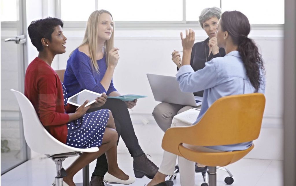 Chi ha detto che le donne non fanno squadra? Guida ai gruppi femminili di Facebook al servizio del lavoro