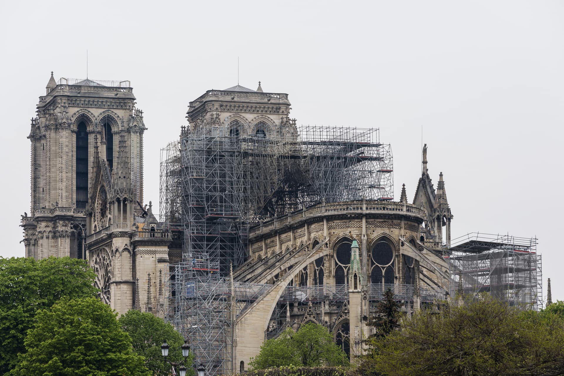 Immagine principale di: A Notre-Dame è bruciata arte, storia, identità o suggestione?