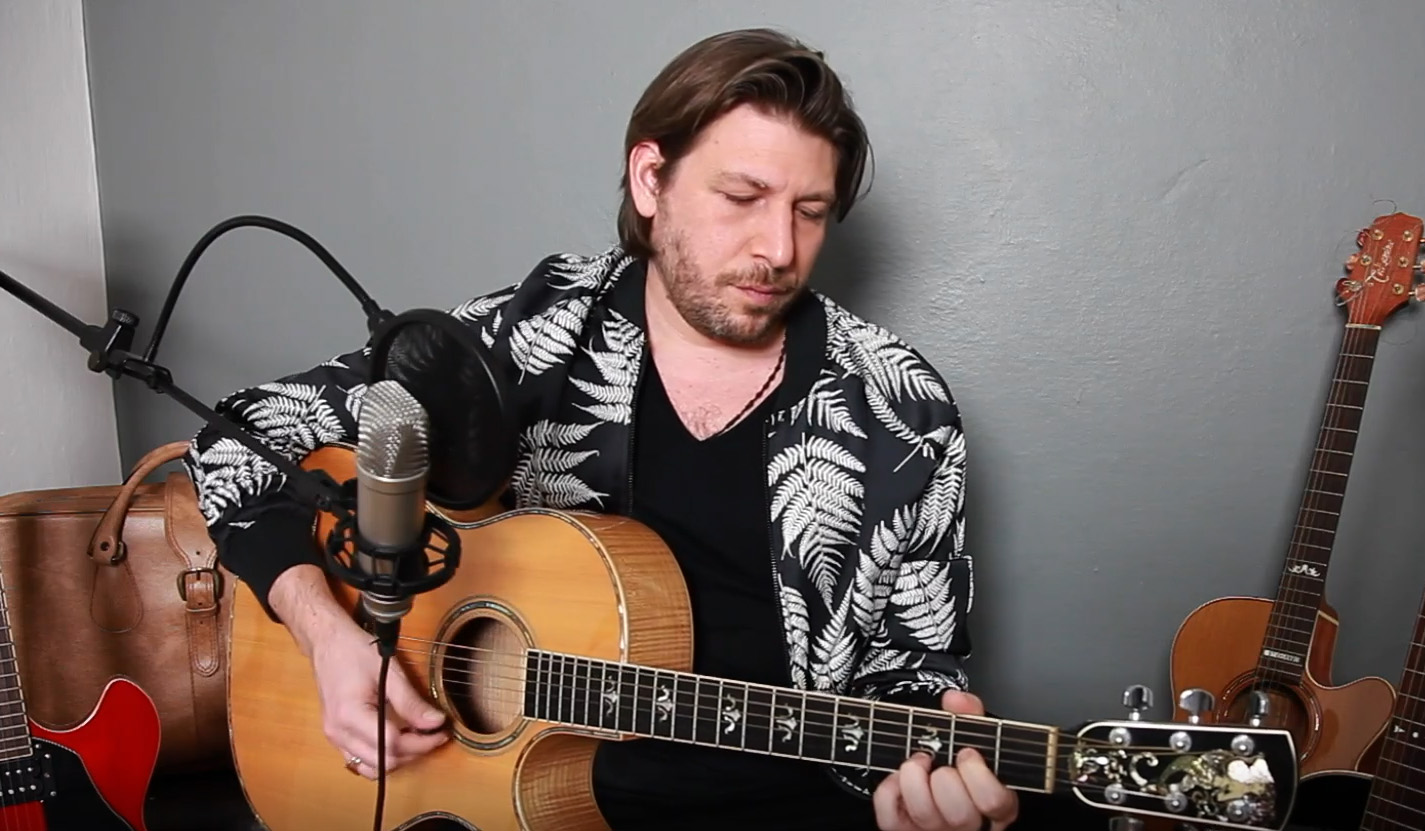Note d’Italia – Daniele Stefani interpreta Amico e Cercami, i grandi classici firmati Renato Zero