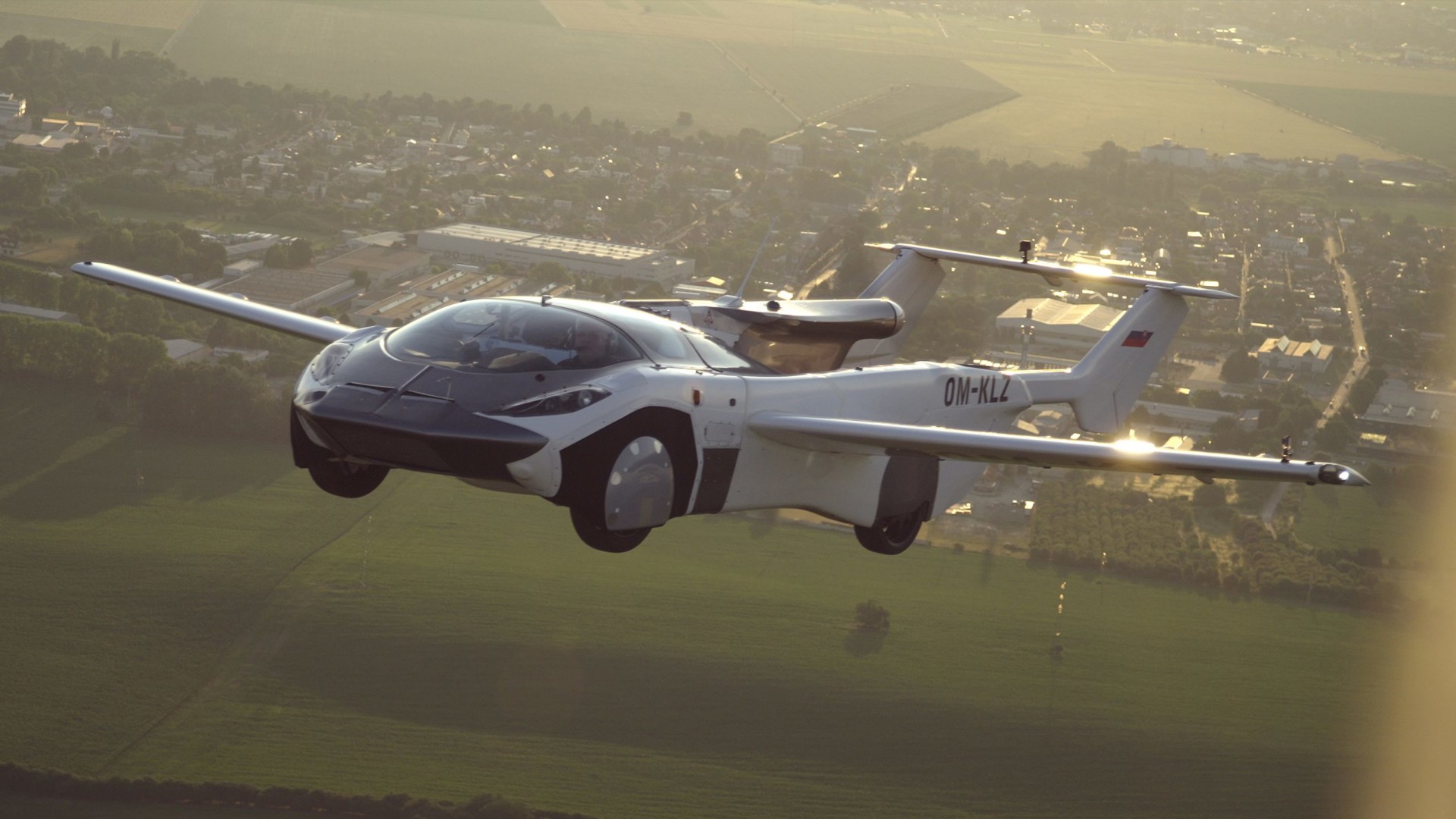 Immagine principale di: Le auto volanti tra realtà e un po’ di fantascienza