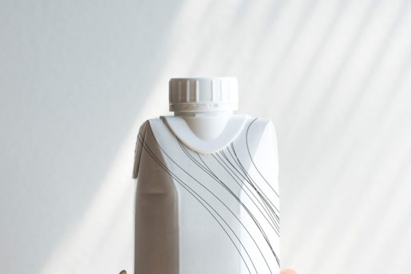 Plastica addio: arrivano le bottiglie di carta