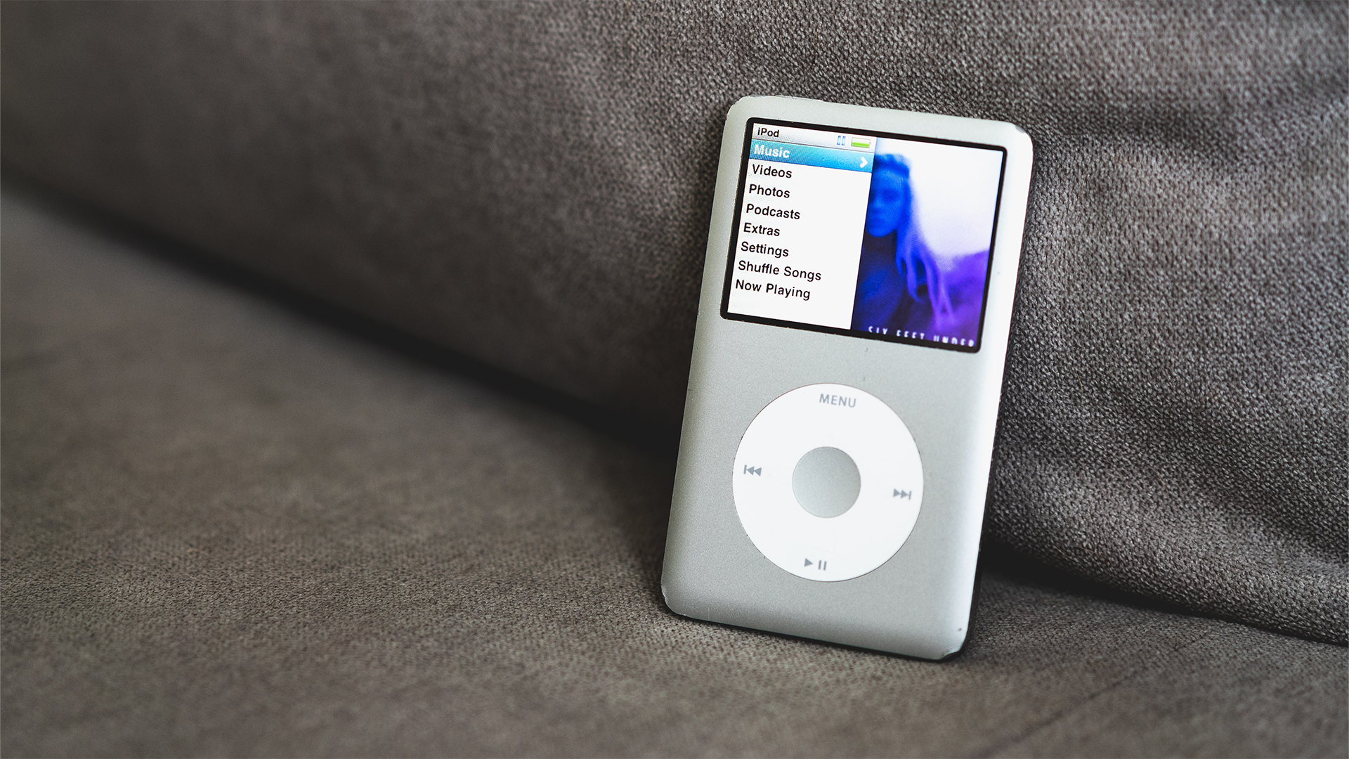 Immagine principale di: Addio all’iPod: ormai la musica ci gira intorno e addosso