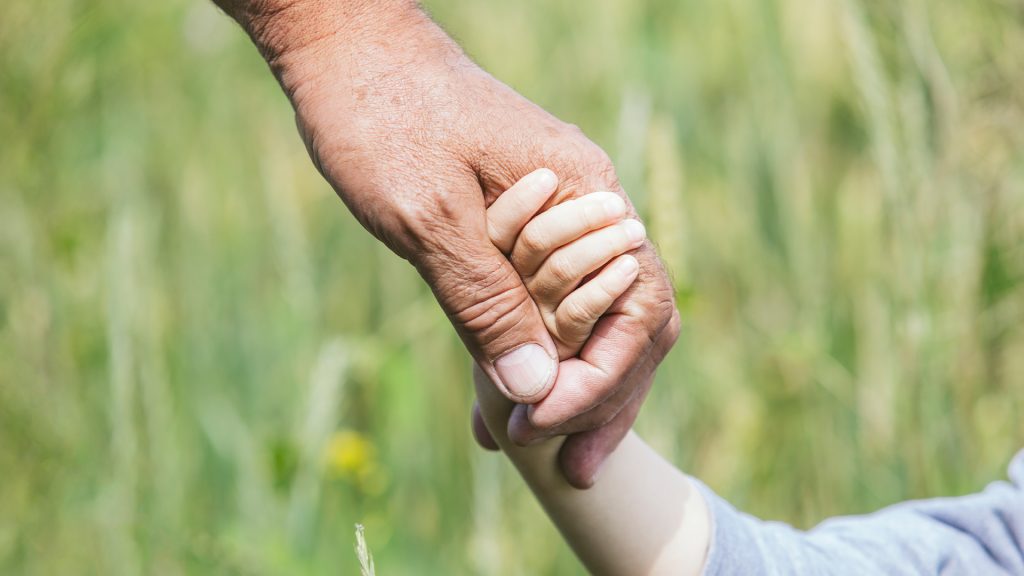 Anziani e bambini insieme, un progetto intergenerazionale unico in Italia.