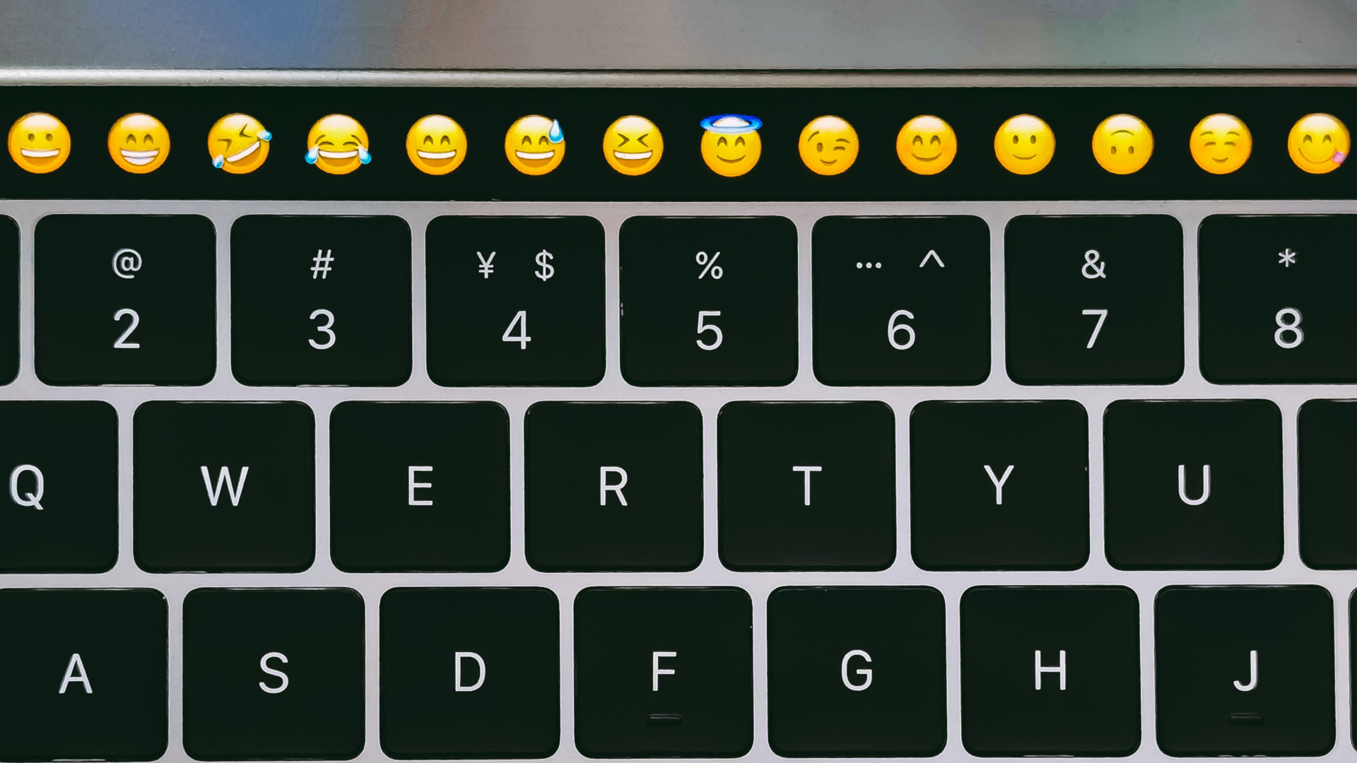 Immagine principale di: Emoji, possiamo usarli nelle e-mail di lavoro?