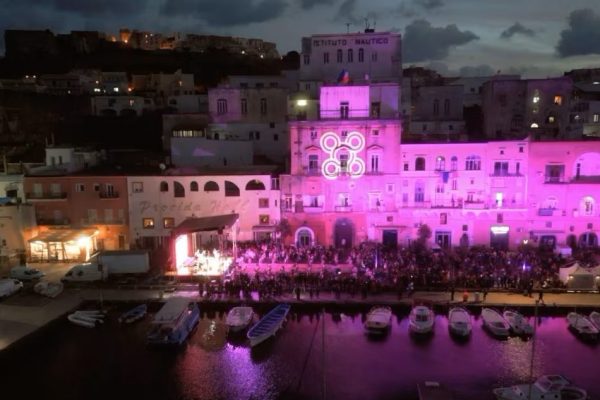 Centodieci e Procida: la Cultura non Isola
